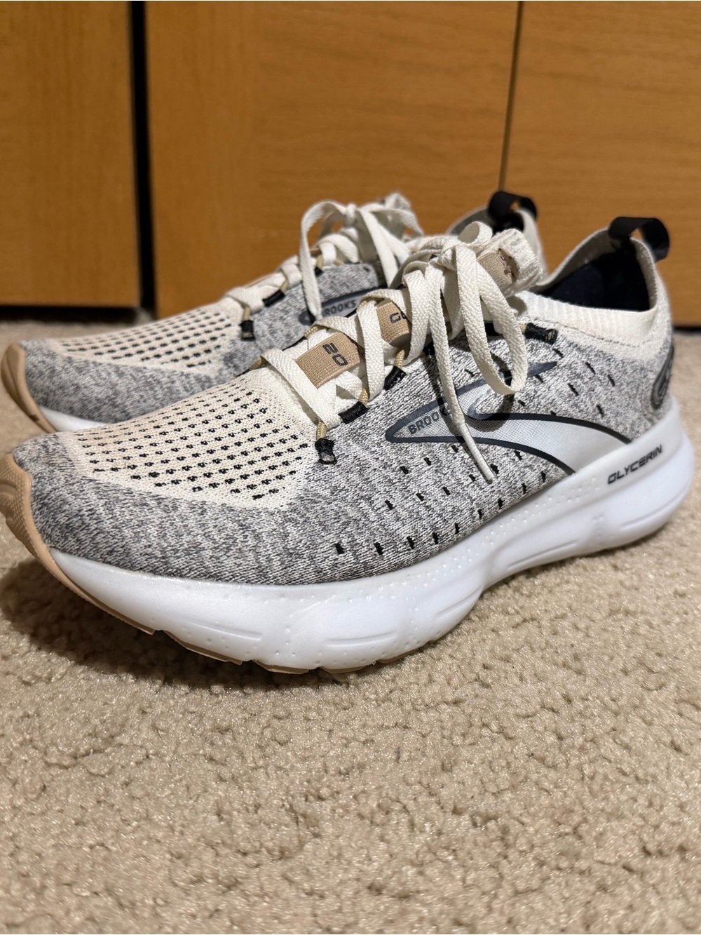 Women’s Brooks Glycerin Stealth fit running shoes